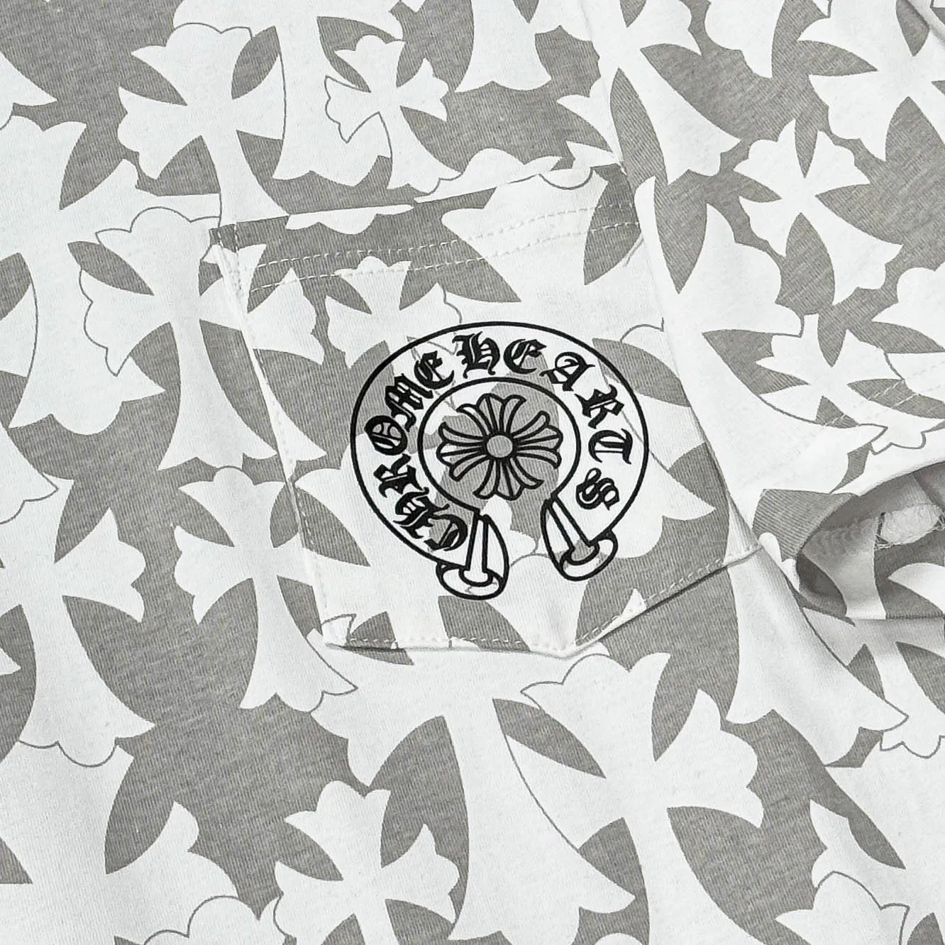 P180 Chrome Hearts 25 high-end versions. The fabric is made of 300 grams of high-density pure cotton. It does not deform or shrink. It has three labels. It is the same style for men and women. Technology: all-over printing + digital printing. Color: white, black. SIZE: S-XL.